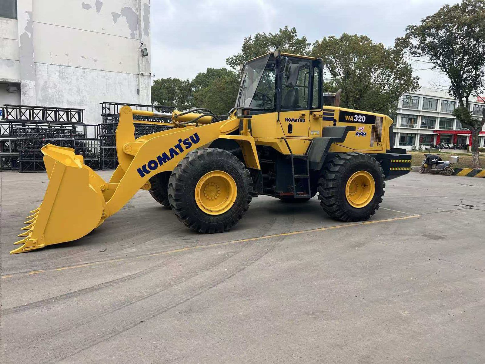 Used komatsu WA320 loader